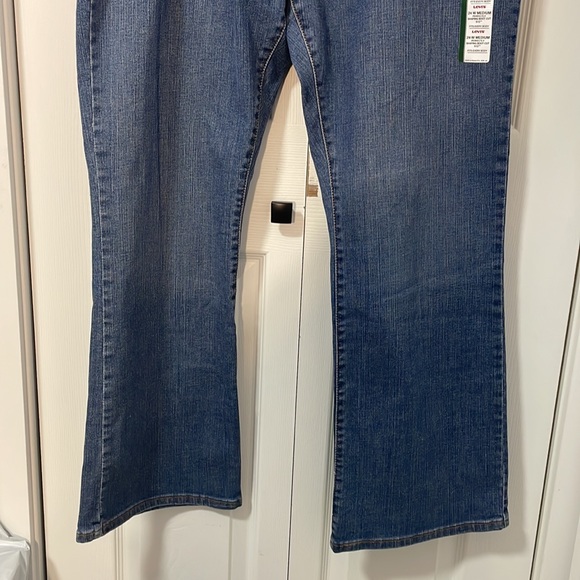 New Levis medium perfectly shaping boot cut 512’ - Picture 2 of 3